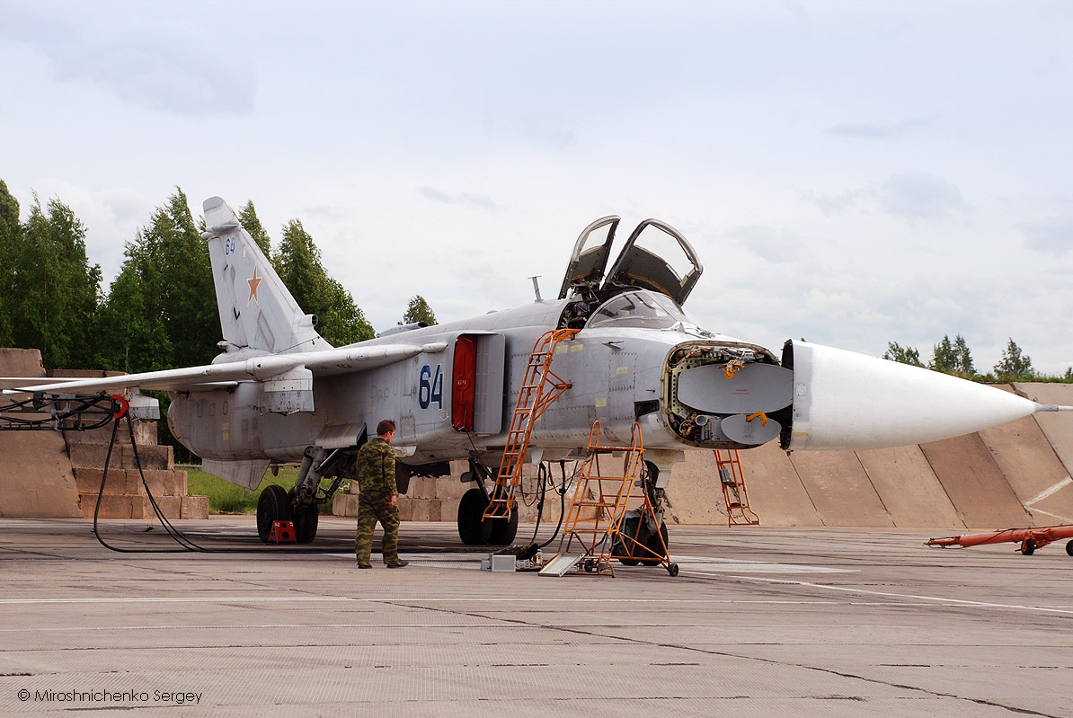 Фронтовой бомбардировщик Су-24М. - Российская авиация